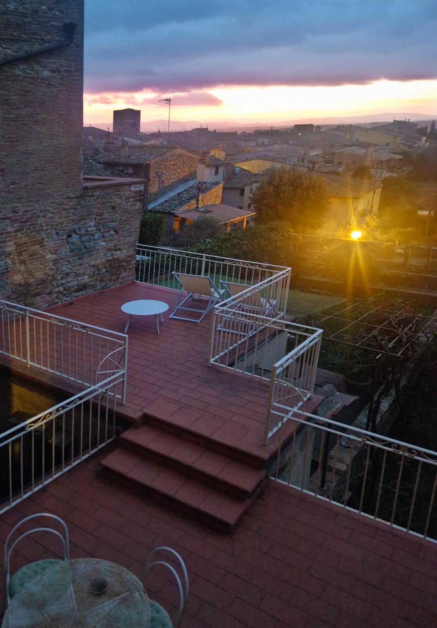 Appartamento Le Palme Con Terrazze In Centro San Gimignano Exterior photo